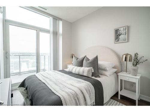 908-2087 Fairview Street, Burlington, ON - Indoor Photo Showing Bedroom