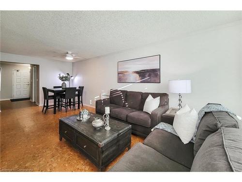 108-1225 North Shore Boulevard E, Burlington, ON - Indoor Photo Showing Living Room