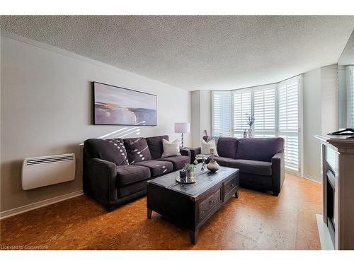 108-1225 North Shore Boulevard E, Burlington, ON - Indoor Photo Showing Living Room