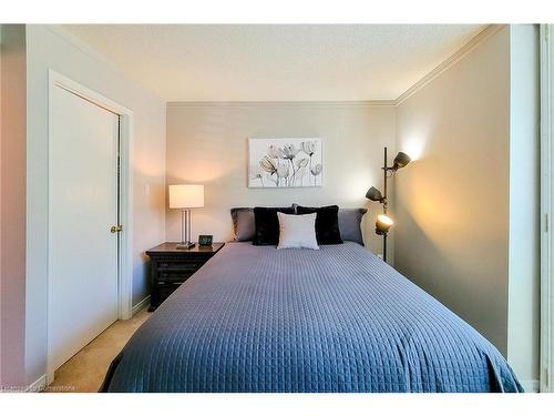 108-1225 North Shore Boulevard E, Burlington, ON - Indoor Photo Showing Bedroom