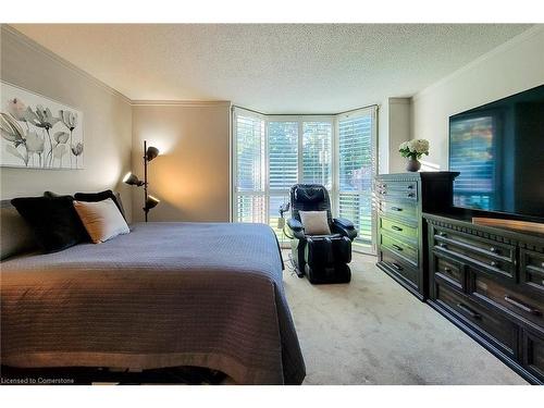 108-1225 North Shore Boulevard E, Burlington, ON - Indoor Photo Showing Bedroom