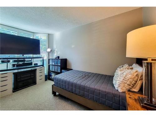 108-1225 North Shore Boulevard E, Burlington, ON - Indoor Photo Showing Bedroom