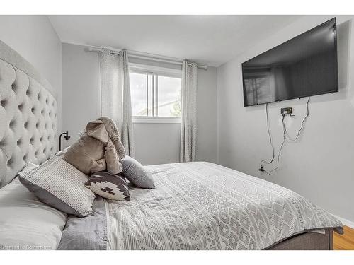 6 Palmerston Place, Hamilton, ON - Indoor Photo Showing Bedroom