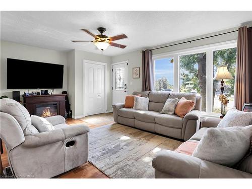 6415 Townline Road, Smithville, ON - Indoor Photo Showing Living Room