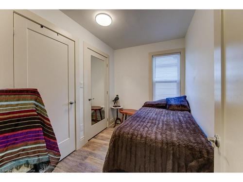 72 Edgemont Street N, Hamilton, ON - Indoor Photo Showing Bedroom