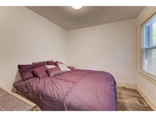 72 Edgemont Street N, Hamilton, ON - Indoor Photo Showing Bedroom