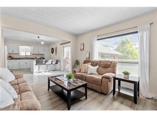 50 Eaglewood Drive, Hamilton, ON - Indoor Photo Showing Living Room