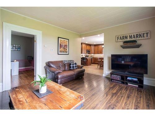 2589 East Quarter Line Road, Norfolk County, ON - Indoor Photo Showing Living Room