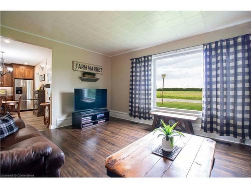 2589 East Quarter Line Road, Norfolk County, ON - Indoor Photo Showing Living Room