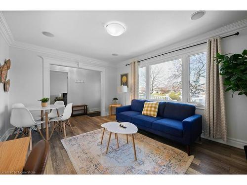 830 Mohawk Road E, Hamilton, ON - Indoor Photo Showing Living Room