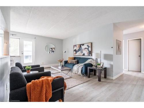 212-196 Scott Street, St. Catharines, ON - Indoor Photo Showing Living Room