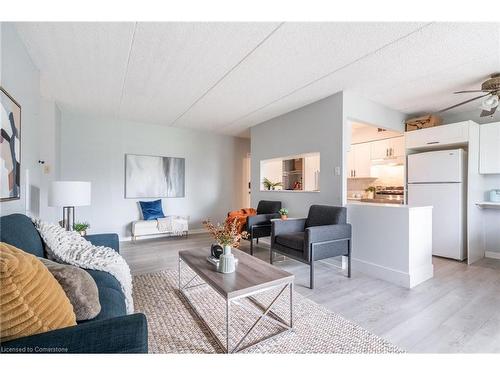 212-196 Scott Street, St. Catharines, ON - Indoor Photo Showing Living Room