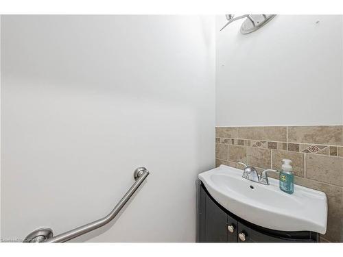 494 Dicenzo Drive, Hamilton, ON - Indoor Photo Showing Bathroom