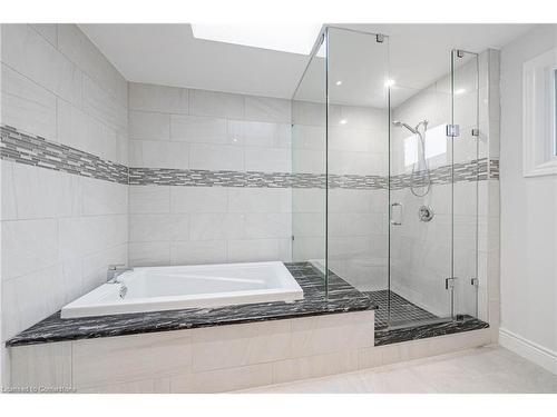 494 Dicenzo Drive, Hamilton, ON - Indoor Photo Showing Bathroom