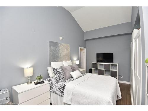 320-170 Rockhaven Lane, Waterdown, ON - Indoor Photo Showing Bedroom