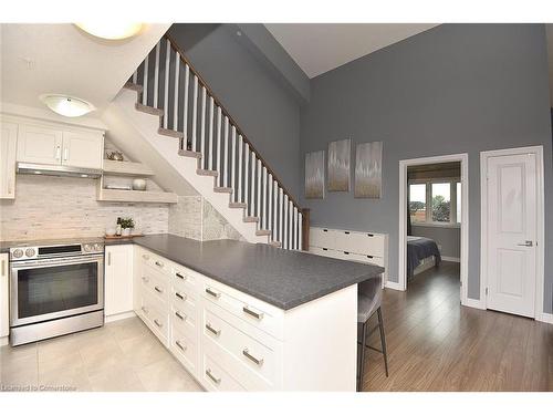 320-170 Rockhaven Lane, Waterdown, ON - Indoor Photo Showing Kitchen