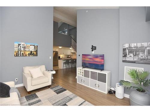 320-170 Rockhaven Lane, Waterdown, ON - Indoor Photo Showing Living Room