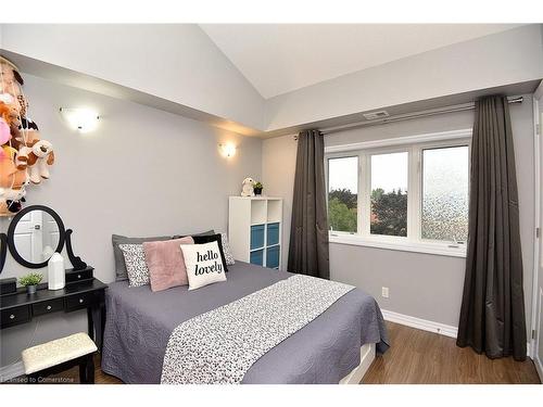 320-170 Rockhaven Lane, Waterdown, ON - Indoor Photo Showing Bedroom