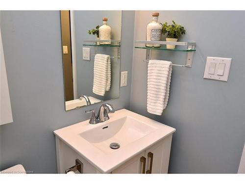 320-170 Rockhaven Lane, Waterdown, ON - Indoor Photo Showing Bathroom