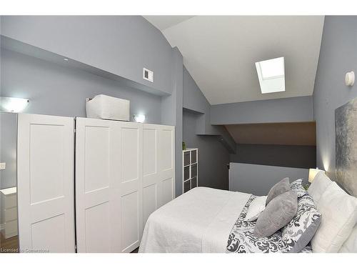 320-170 Rockhaven Lane, Waterdown, ON - Indoor Photo Showing Bedroom