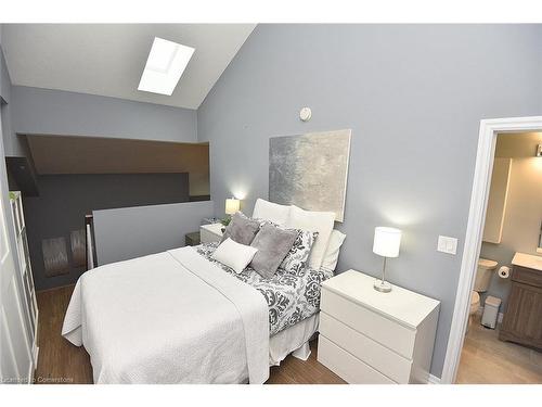 320-170 Rockhaven Lane, Waterdown, ON - Indoor Photo Showing Bedroom