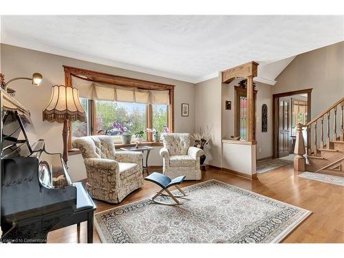 685 Robson Road, Waterdown, ON - Indoor Photo Showing Living Room