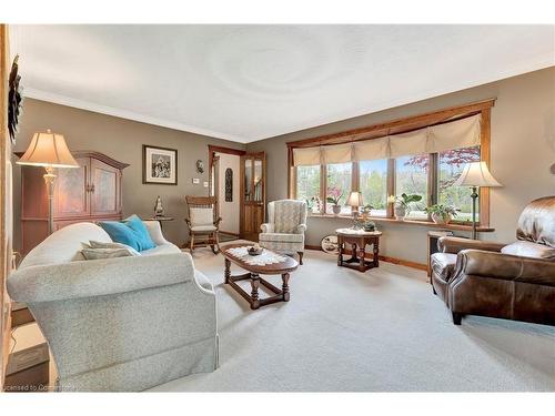 685 Robson Road, Waterdown, ON - Indoor Photo Showing Living Room