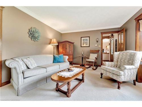 685 Robson Road, Waterdown, ON - Indoor Photo Showing Living Room