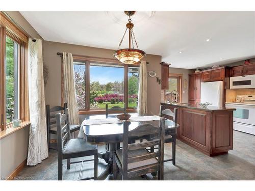 685 Robson Road, Waterdown, ON - Indoor Photo Showing Dining Room