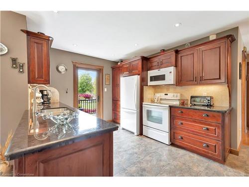 685 Robson Road, Waterdown, ON - Indoor Photo Showing Kitchen