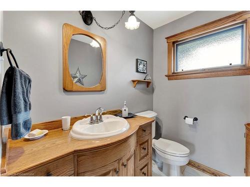 685 Robson Road, Waterdown, ON - Indoor Photo Showing Bathroom