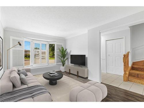 19 Driftwood Place, Stoney Creek, ON - Indoor Photo Showing Living Room