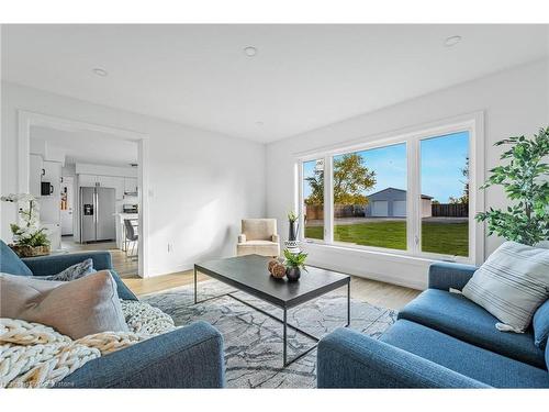 7580 Regional 20 Road, West Lincoln, ON - Indoor Photo Showing Living Room