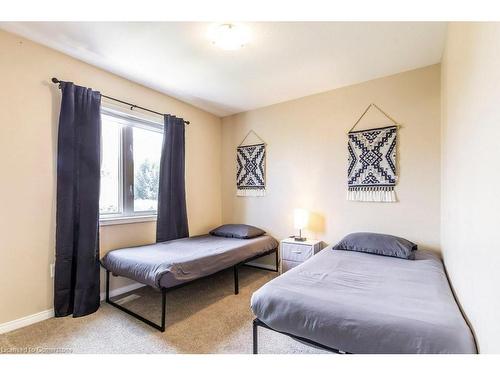 16 Newport Crescent, Hamilton, ON - Indoor Photo Showing Bedroom