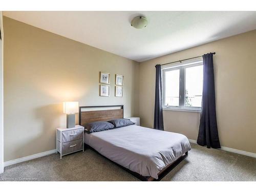 16 Newport Crescent, Hamilton, ON - Indoor Photo Showing Bedroom