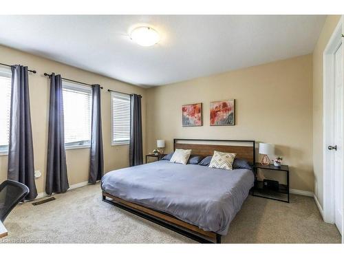 16 Newport Crescent, Hamilton, ON - Indoor Photo Showing Bedroom