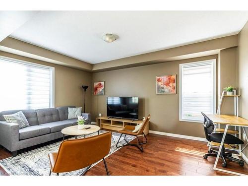 16 Newport Crescent, Hamilton, ON - Indoor Photo Showing Living Room