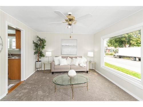 540 Upper Wentworth Street, Hamilton, ON - Indoor Photo Showing Living Room