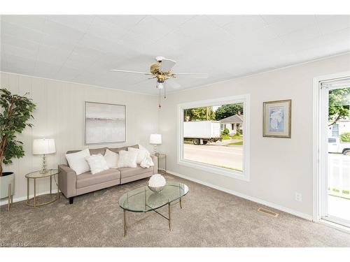 540 Upper Wentworth Street, Hamilton, ON - Indoor Photo Showing Living Room