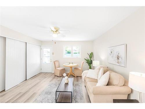 540 Upper Wentworth Street, Hamilton, ON - Indoor Photo Showing Living Room