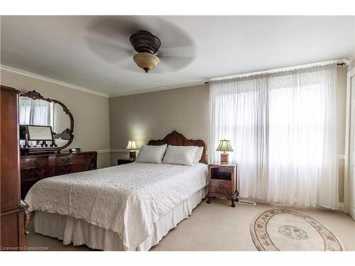 1043 Joan Drive, Burlington, ON - Indoor Photo Showing Bedroom