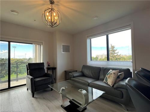 502-16 Wood Street, St. Catharines, ON - Indoor Photo Showing Living Room