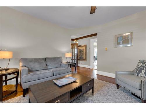 16 Nelles Boulevard, Grimsby, ON - Indoor Photo Showing Living Room