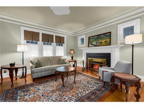 16 Nelles Boulevard, Grimsby, ON - Indoor Photo Showing Living Room With Fireplace