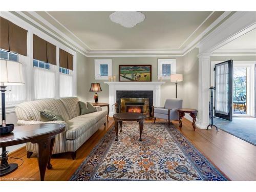 16 Nelles Boulevard, Grimsby, ON - Indoor Photo Showing Living Room With Fireplace