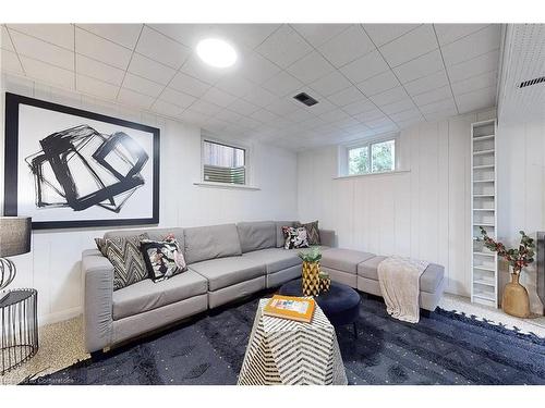 697 George Street, Burlington, ON - Indoor Photo Showing Living Room