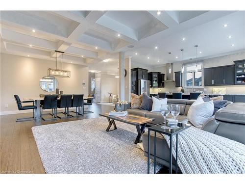 44 Riesling Court, Hamilton, ON - Indoor Photo Showing Living Room