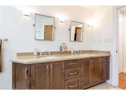 12 Cowper Court, Dundas, ON - Indoor Photo Showing Bathroom