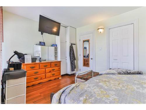 16 William Street, Hamilton, ON - Indoor Photo Showing Bedroom