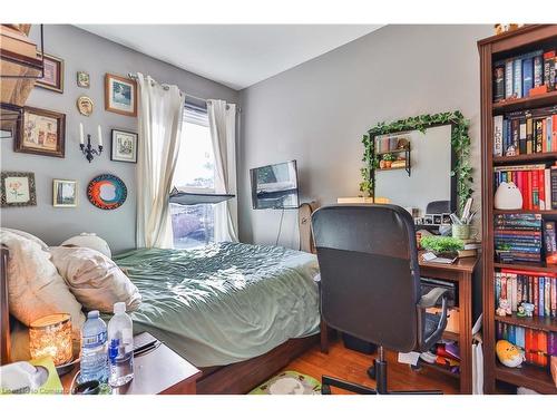 16 William Street, Hamilton, ON - Indoor Photo Showing Bedroom